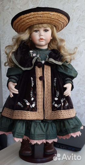 Коллекционная кукла на подставке