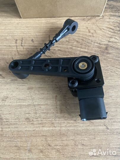 Датчик положения кузова перед Range Rover LR023646