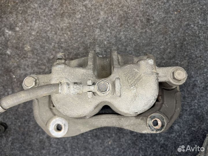 Тормозной суппорт hyundai santa fe правый передний