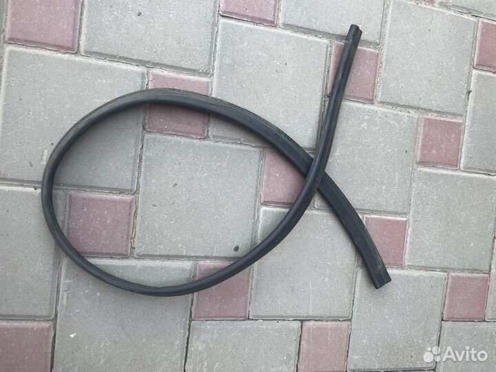 Уплотнитель капота Mercedes w213