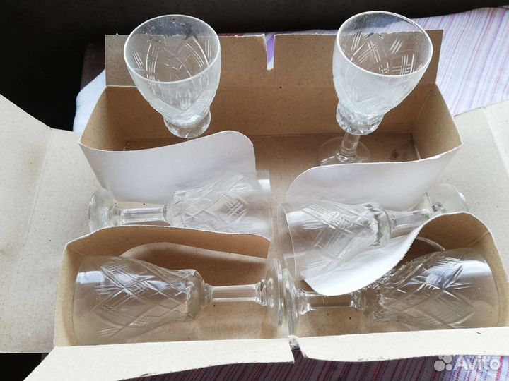 Хрустальные рюмки на ножке