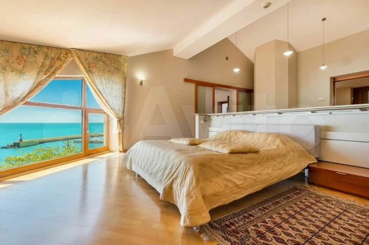 Дом 700 м² на участке 12 сот.