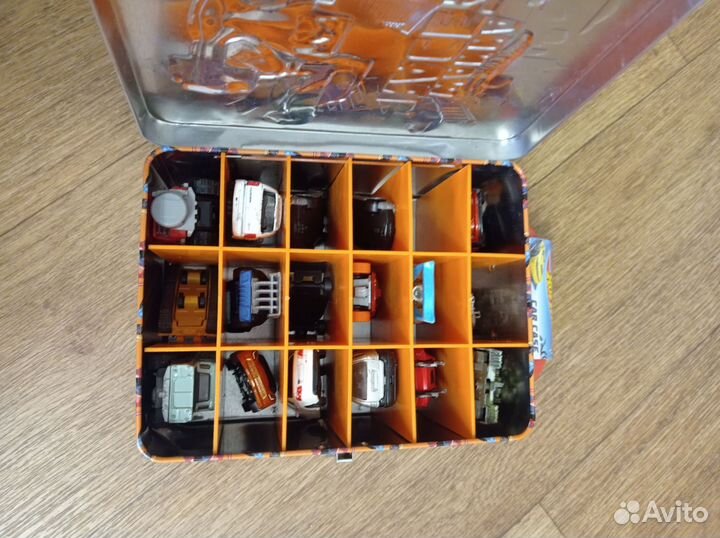 Hot wheels кейс плюс машинки
