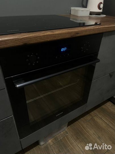 Электрический духовой шкаф Samsung NV68A1110