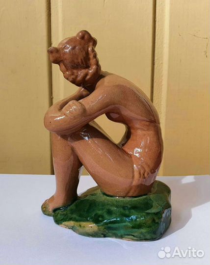 Старая Гжель майолика Девушка на камне