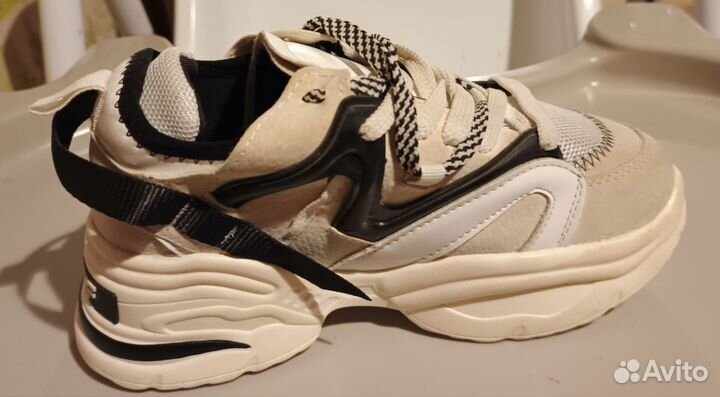 Кроссовки женские