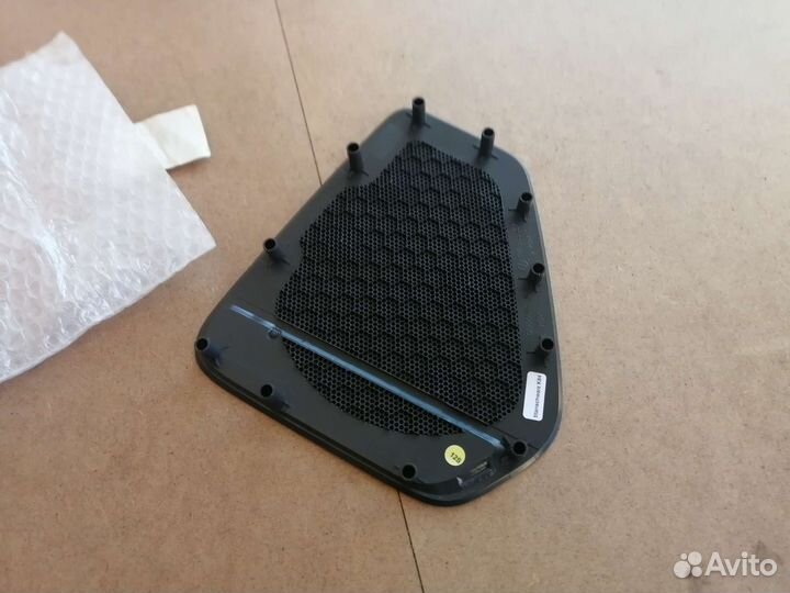 Накладка динамика задняя левая Touareg