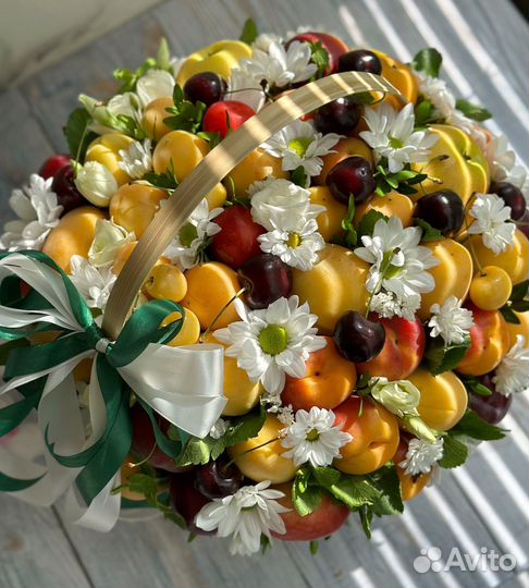 Корзина с фруктами, букет из фруктов