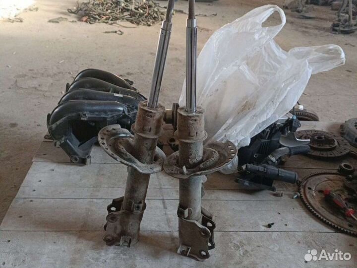 Левый амортизатор стойка Hyundai Solaris