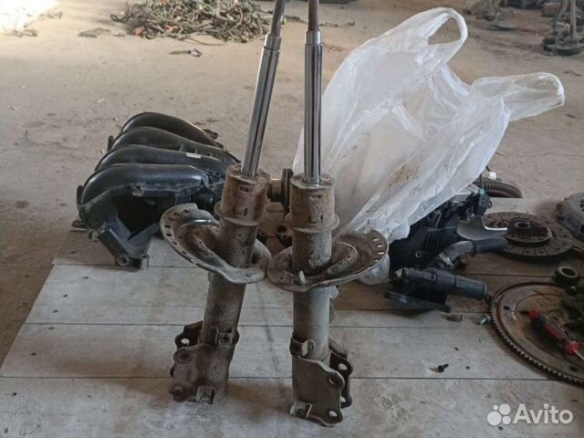 Левый амортизатор стойка Hyundai Solaris