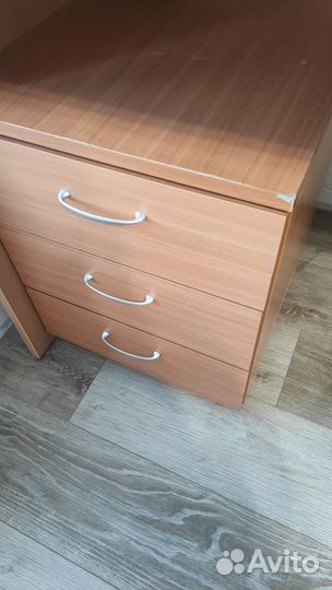 Письменный стол с тумбой