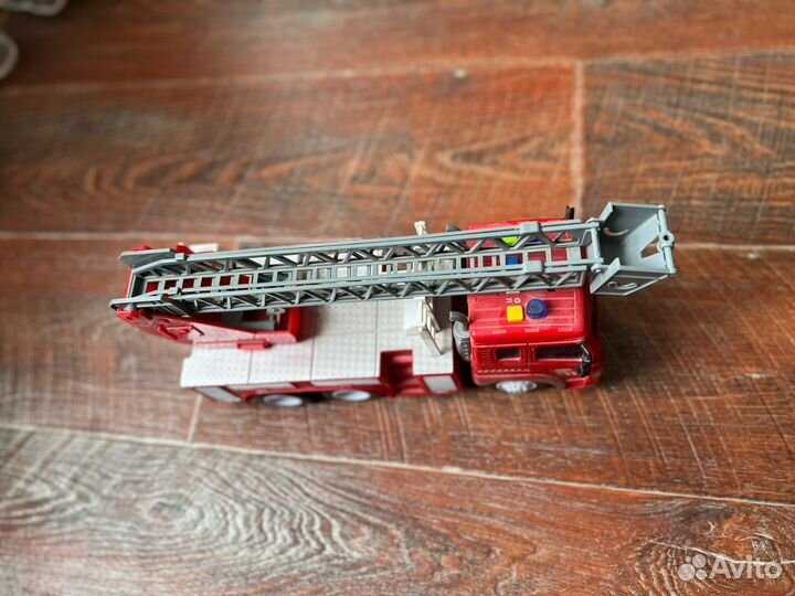Машина пожарная со звукои и светом