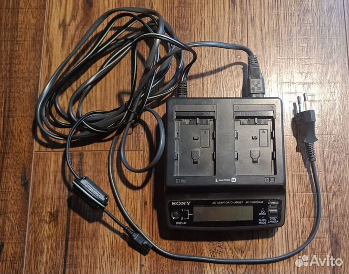 Зарядное устройство Sony AC-VQ900AM