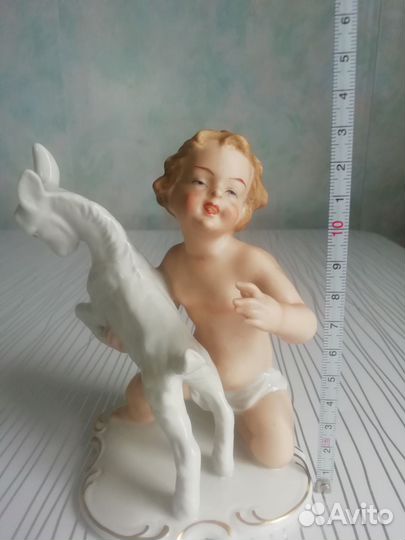 Статуэтка Путти с козленком Германия Wallendorf