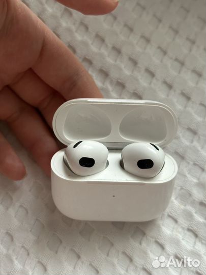 AirPods 3 поколение (кейс + два наушника)