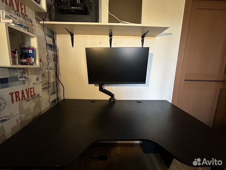 Компьютерный игровой стол для геймеров