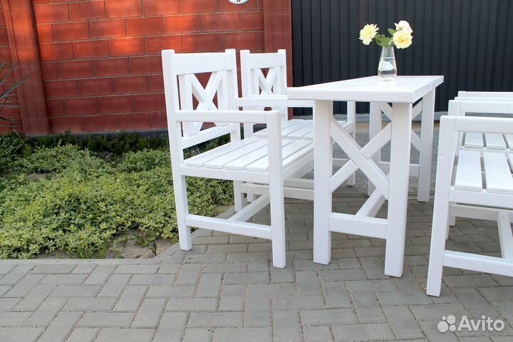 Комплект садовой мебели из дерева в белом цвете