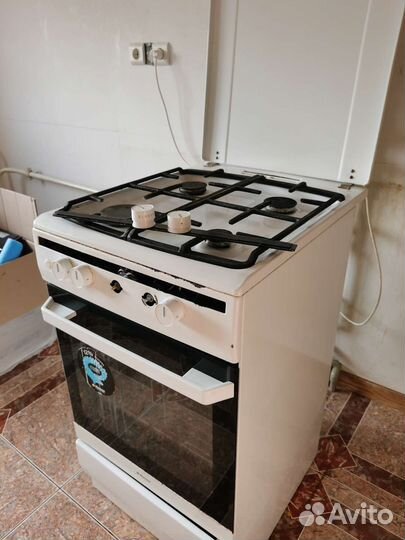 Кухонный гарнитур+холодильник+плита