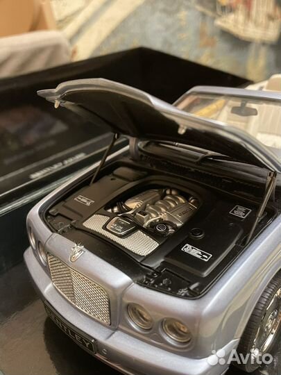 Bentley Azure Dealer 1:18 Minichamps