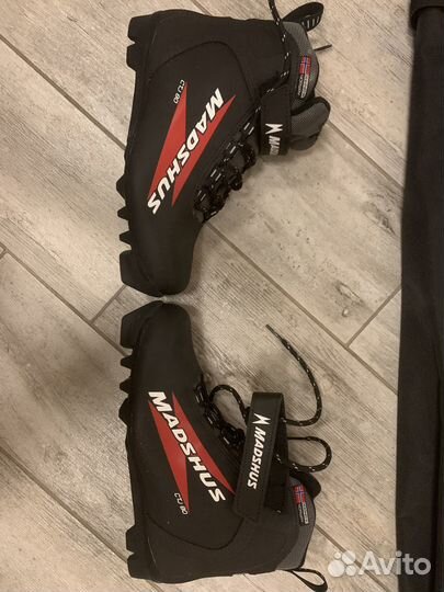 Лыжные ботинки с лыжами