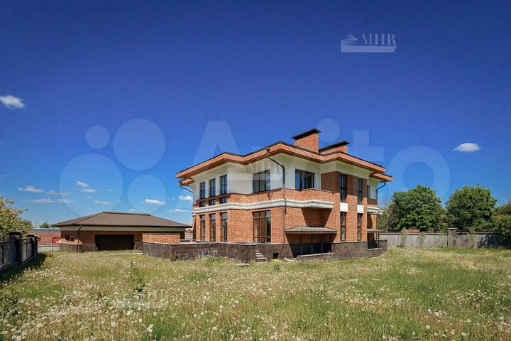 Дом 960,6 м² на участке 38,1 сот.