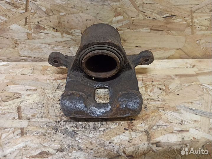 Суппорт передний правый Nissan Almera N15