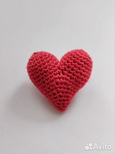 Вязаная брошь-сердце