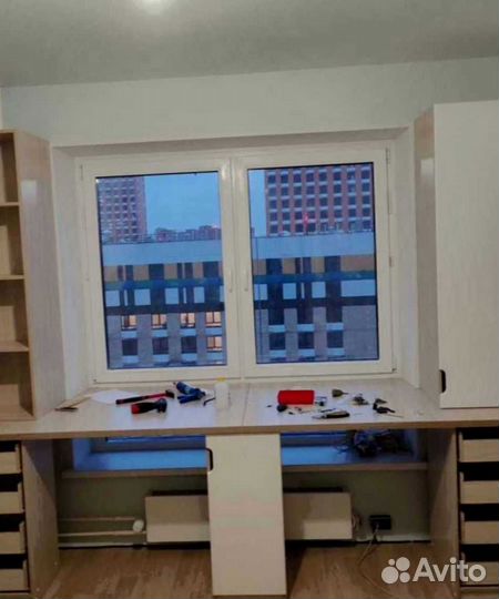 Рабочая зона в углу у окна