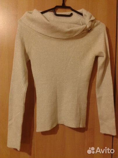 Свитерок эффектный лёгкий с брошью