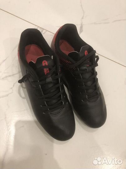 Футбольгые бутсы 39 размера