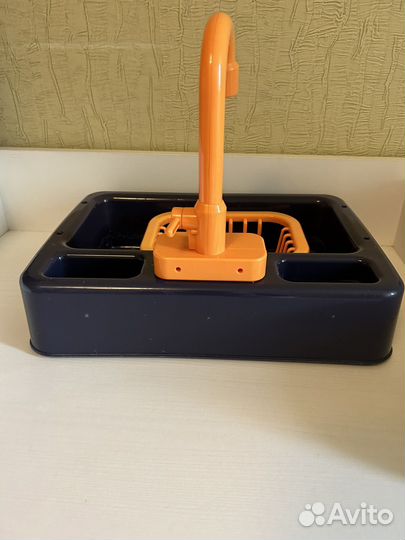 Детская раковина с водой