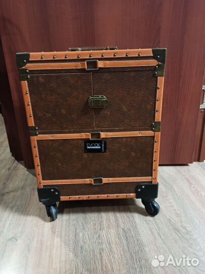 Чемодан для мастера на колёсах