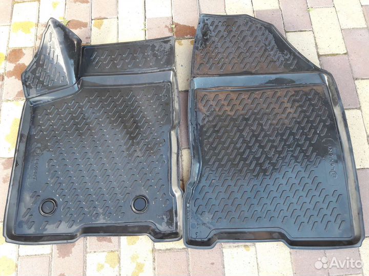 Продам. резиновые коврики для лада веста