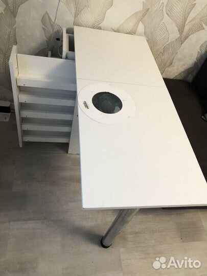 Маникюрный стол