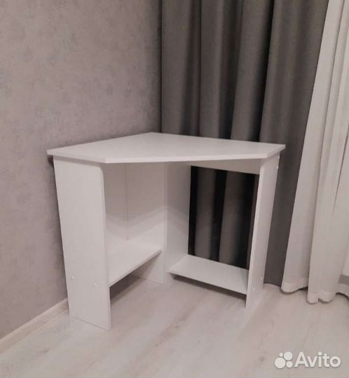 Компьютерный стол белый