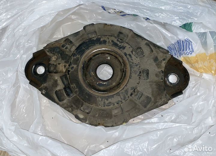 Опора заднего амортизатора для nissan bluebird