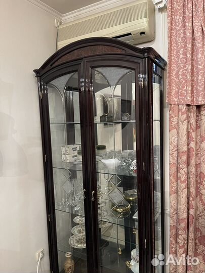 Шкаф витрина для посуды череый Италия