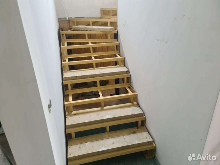 Лестница на металлокаркасе в дом