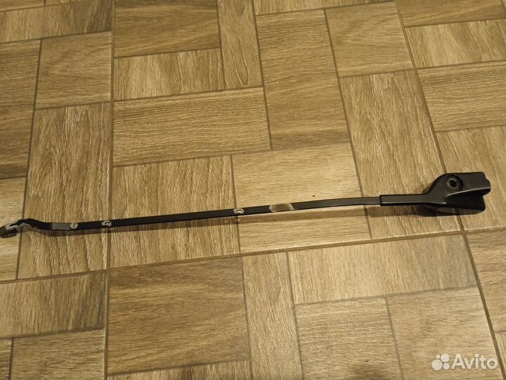 Поводок стеклоочистителя левый Audi 100, 200 C3