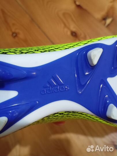 Футбольные бутсы adidas