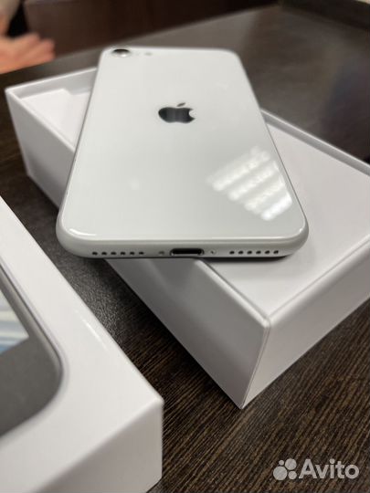 iPhone SE, 64 ГБ