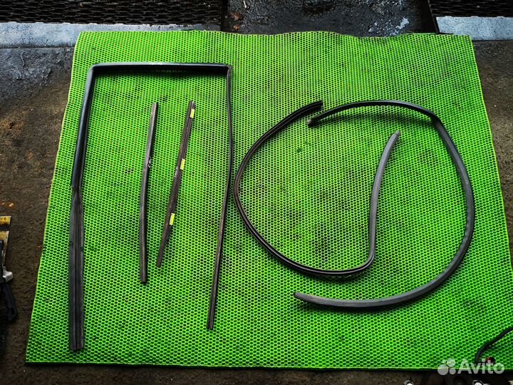 Уплотнитель проема стекла на Honda Crv 1996-2002