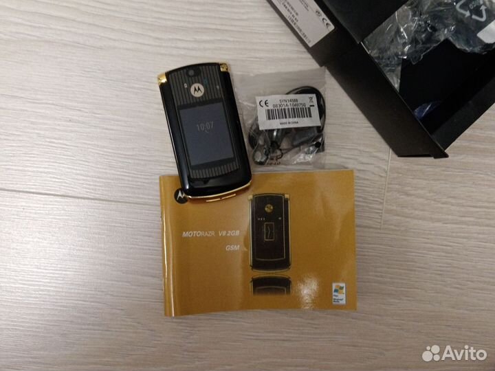 Motorola RAZR2 V8, 2 ГБ