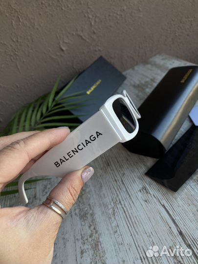 Очки и коробка balenciaga