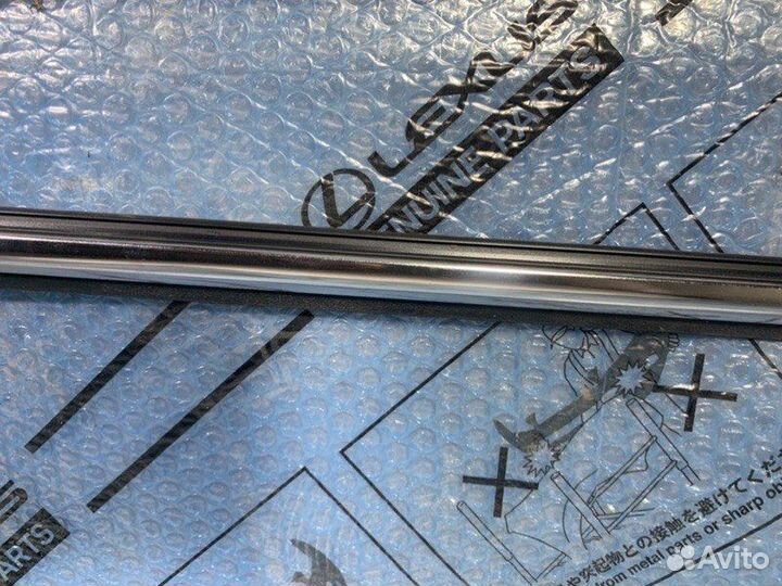 Накладка стекла передняя правая Toyota Rav4 XA40