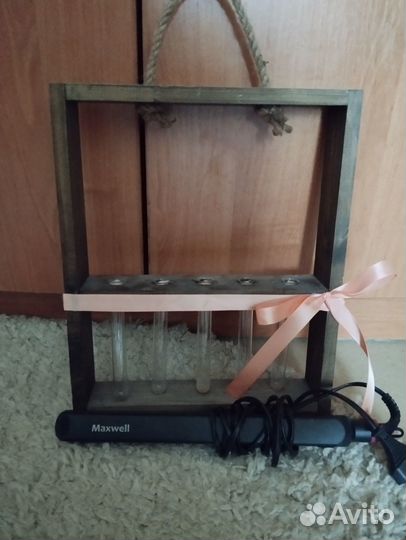 Ваза на деревянной подставке и утюжок для волос