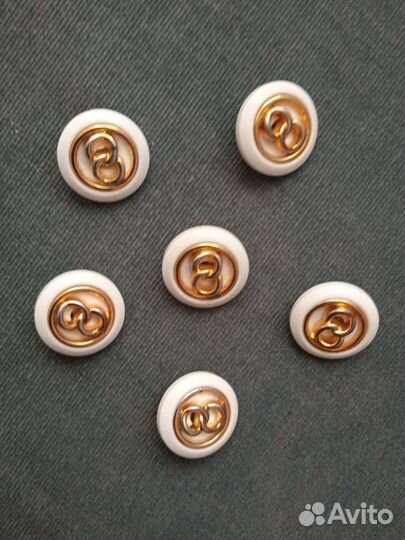 Пуговицы с логотипом молочно-золотые 20мм., 6шт