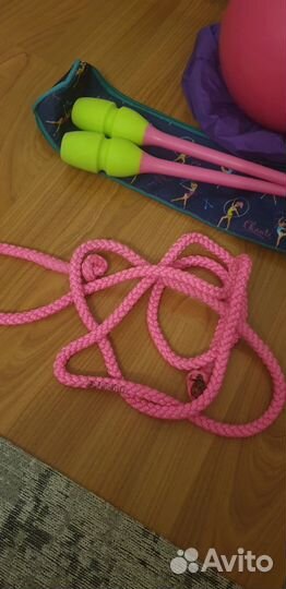 Предметы для гимнастики - обруч, мяч, булавы