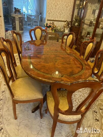 Стол со стульями