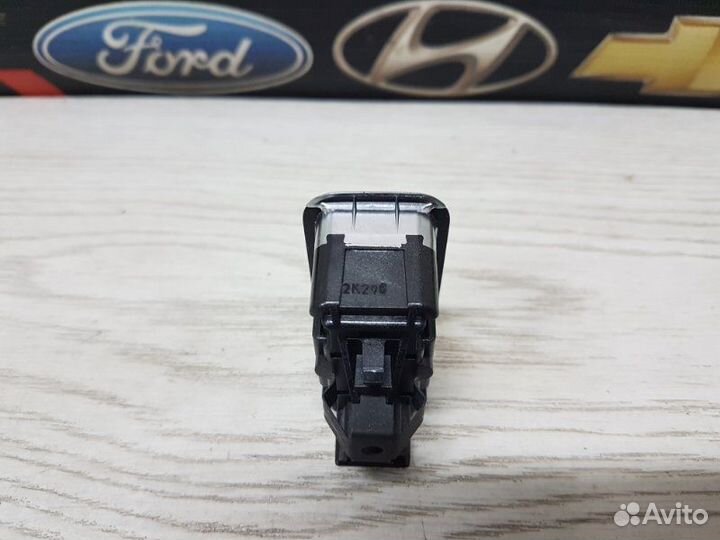 Кнопка открывания багажника Mercedes-Benz E-Class